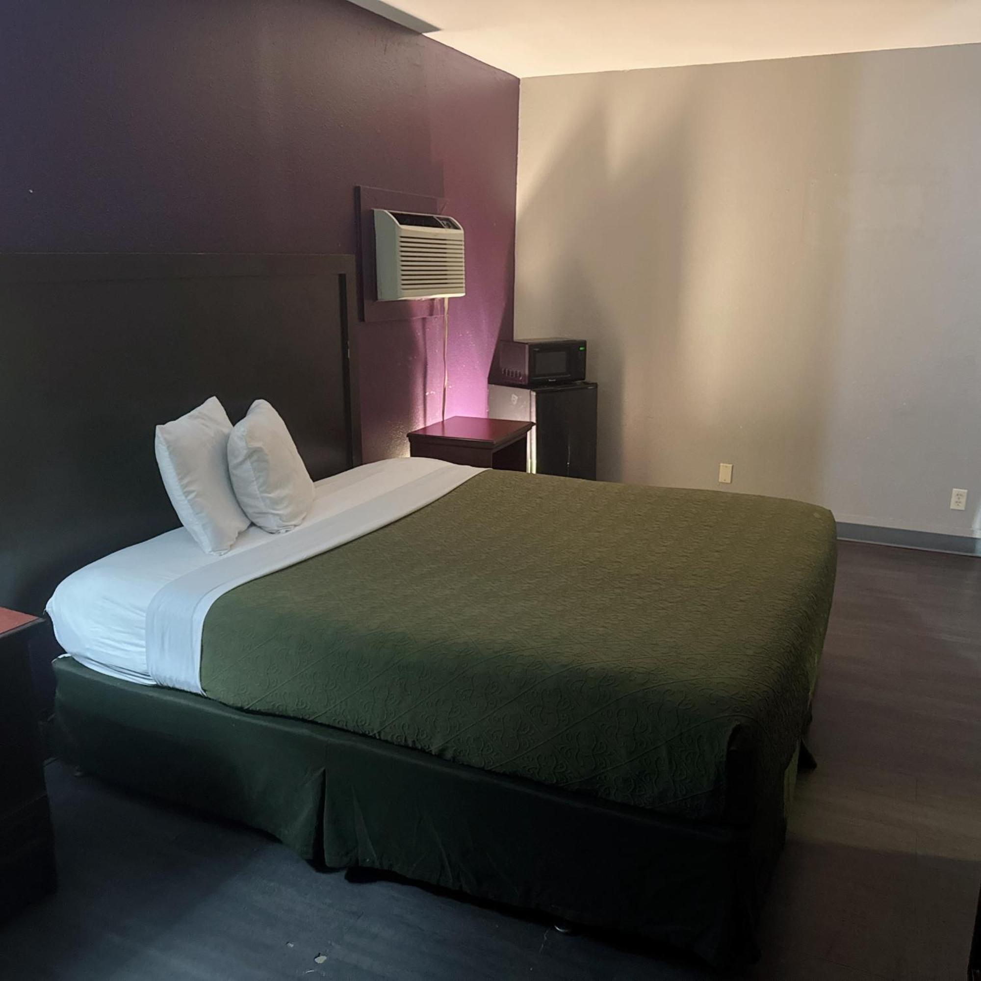 Deluxe Inn Боузър Сити Екстериор снимка