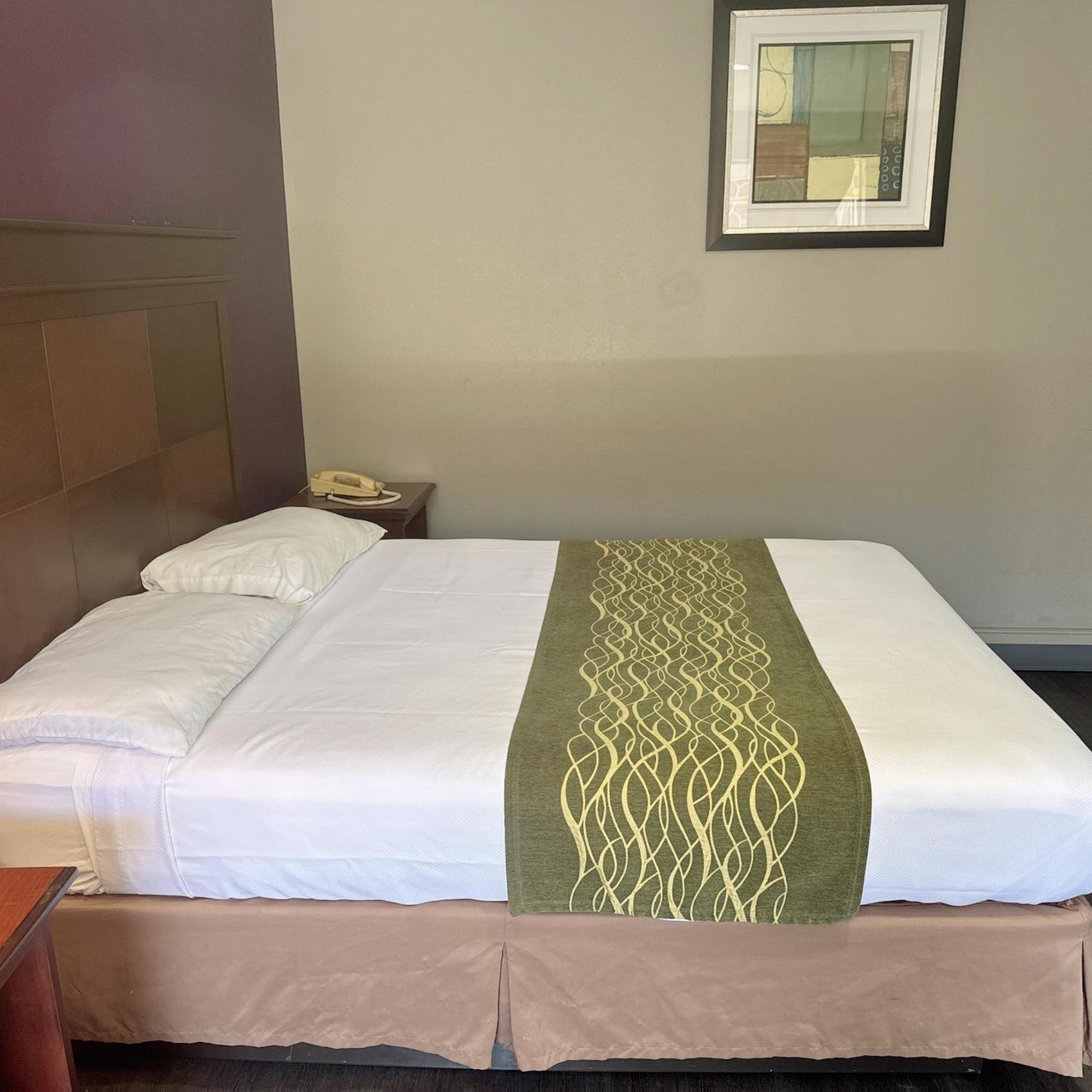 Deluxe Inn Боузър Сити Екстериор снимка