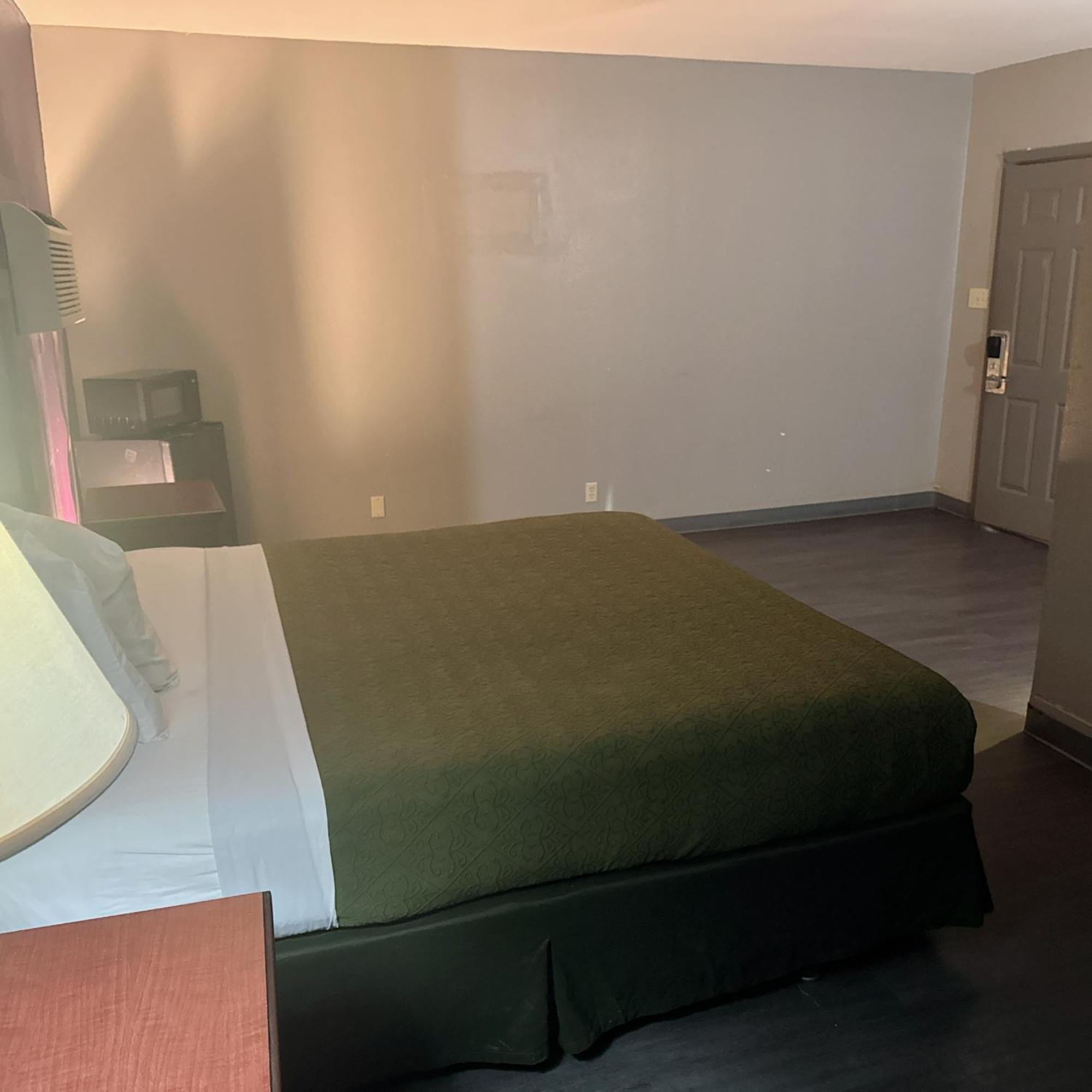 Deluxe Inn Боузър Сити Екстериор снимка