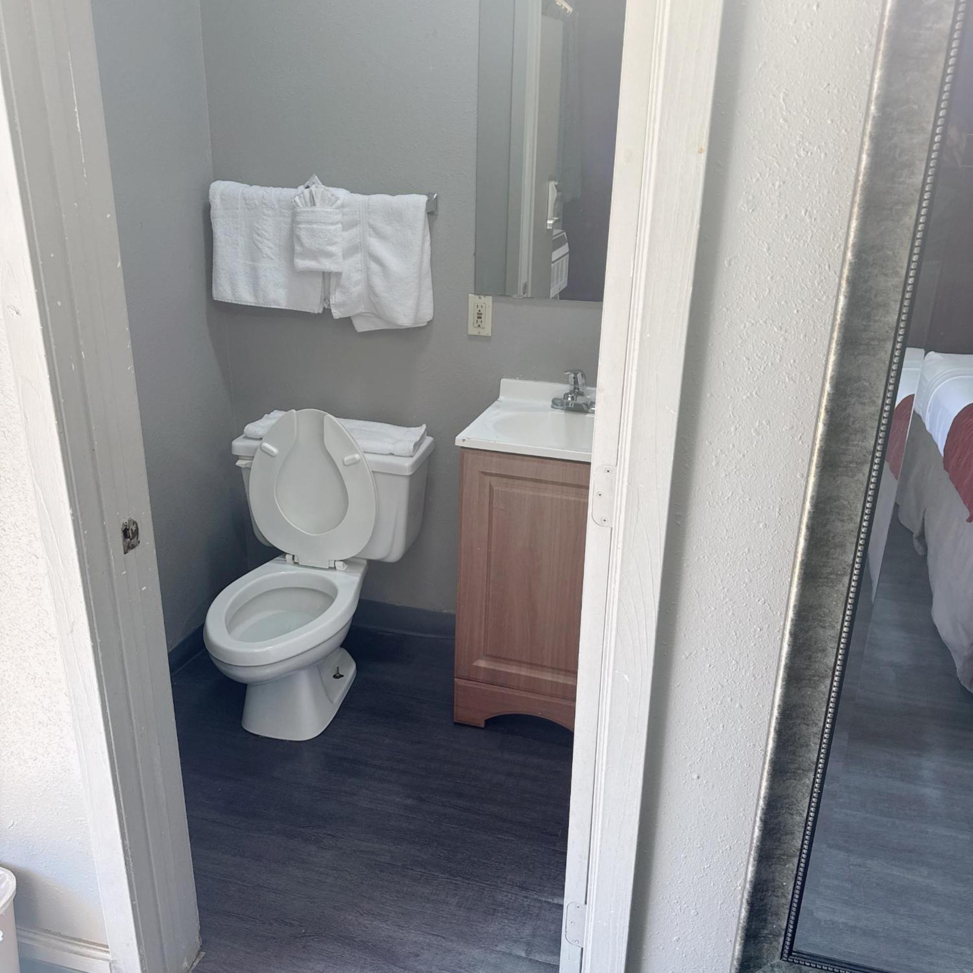 Deluxe Inn Боузър Сити Екстериор снимка